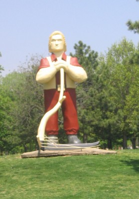 skulptura v gorodskom parke.jpg
